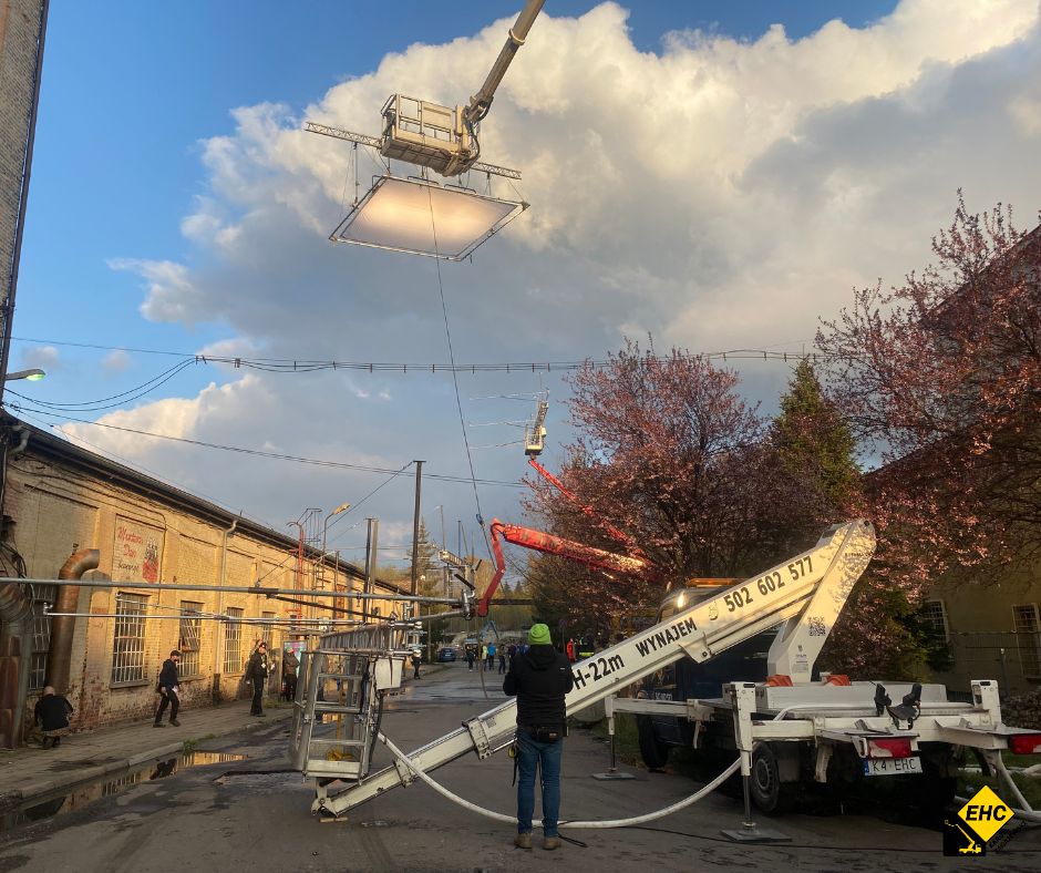 zwyżka koszowa na planie filmowym