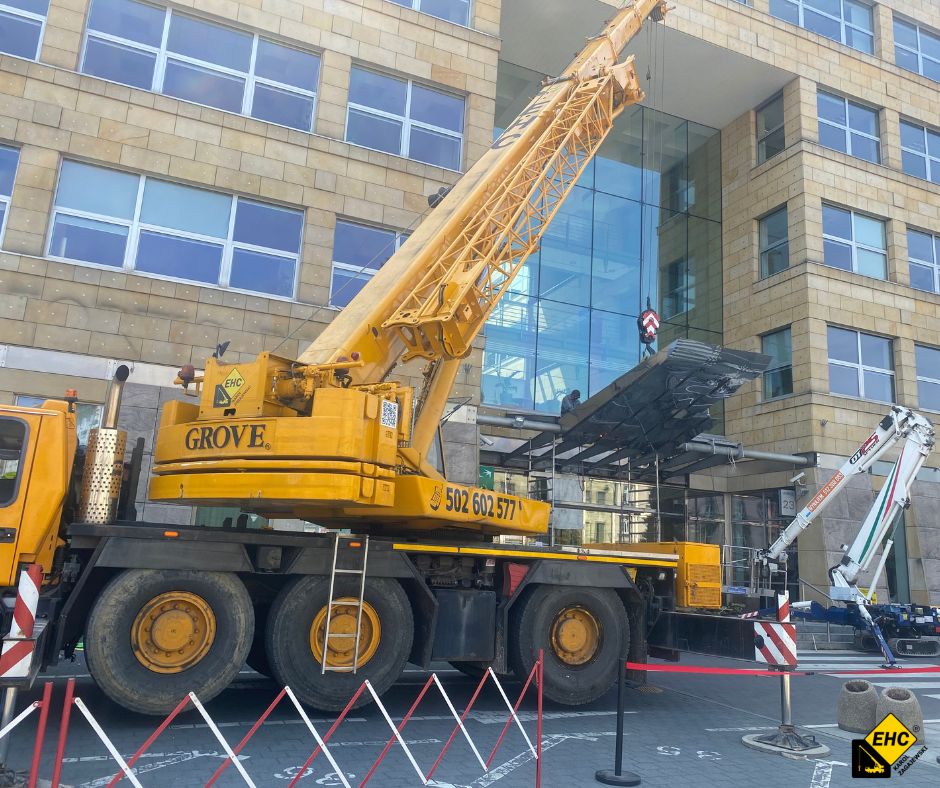 Elementy ozdobne a dzwig samojezdny