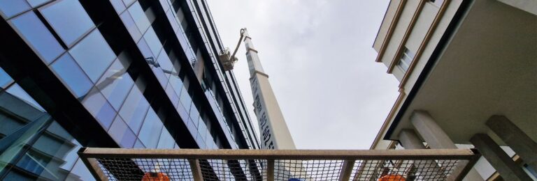 naprawa szklanej fasady z podnosnika koszowego