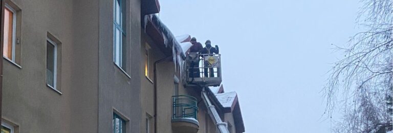 do kogo zgłosić wiszące sople z dachu