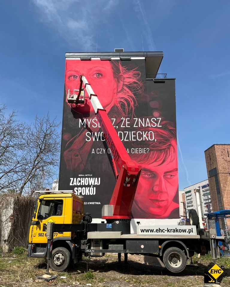 poprawki muralu z podnośnika koszowego