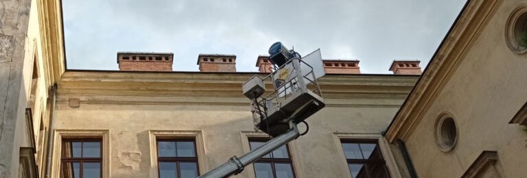 oświetlenie planu filmowego ze zwyżki