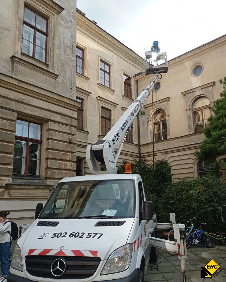 oświetlenie planu filmowego ze zwyżki