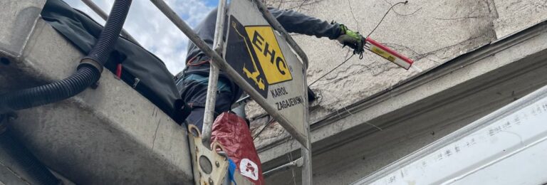 montaż zabezpieczeń przeciw ptakom z podnośnik