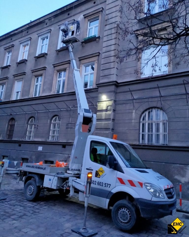 montaż rolet zewnętrznych a podnośnik koszowy
