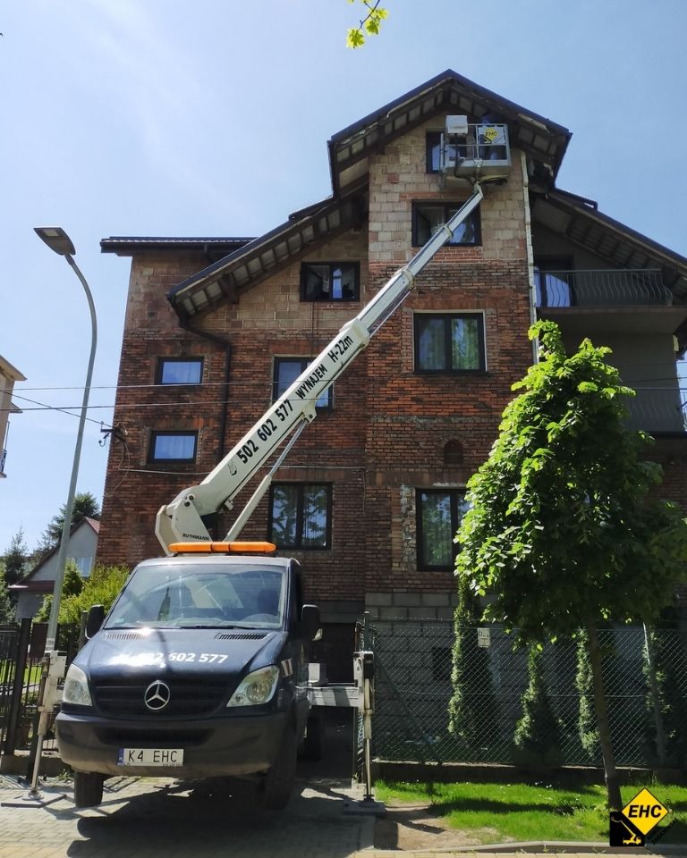 montaż rolet zewnętrznych ze zwyżki
