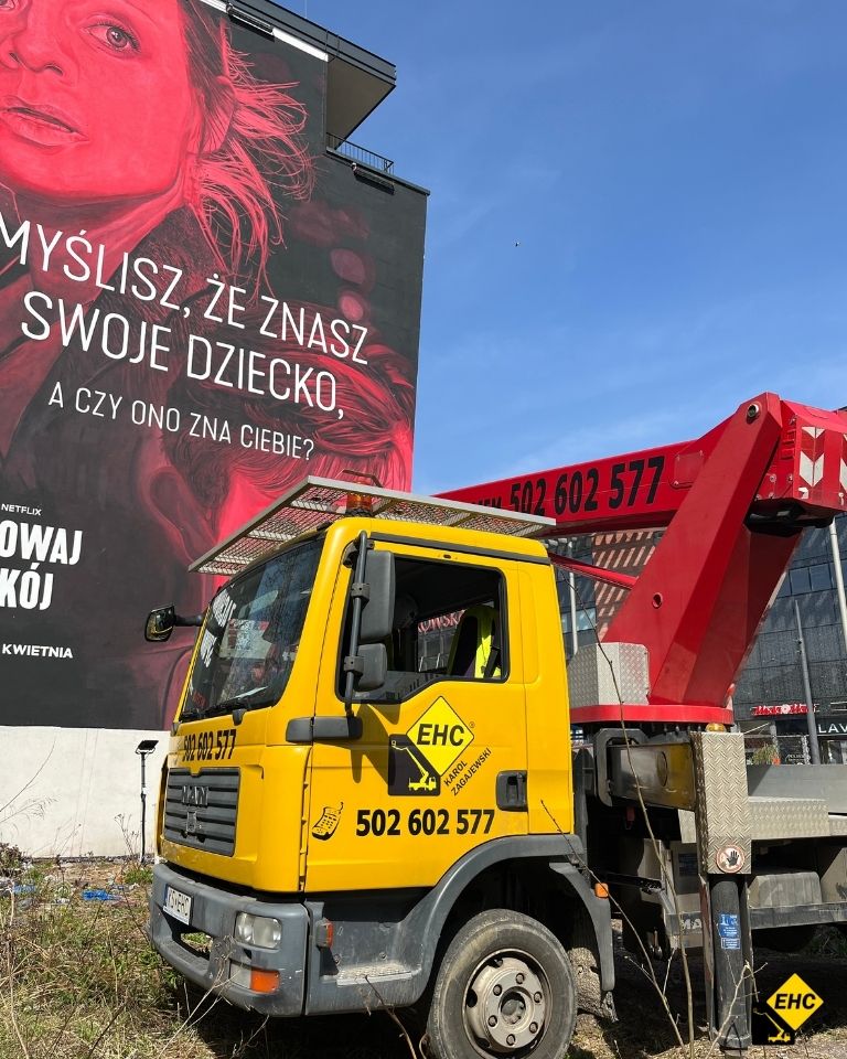 poprawki muralu z podnośnika koszowego