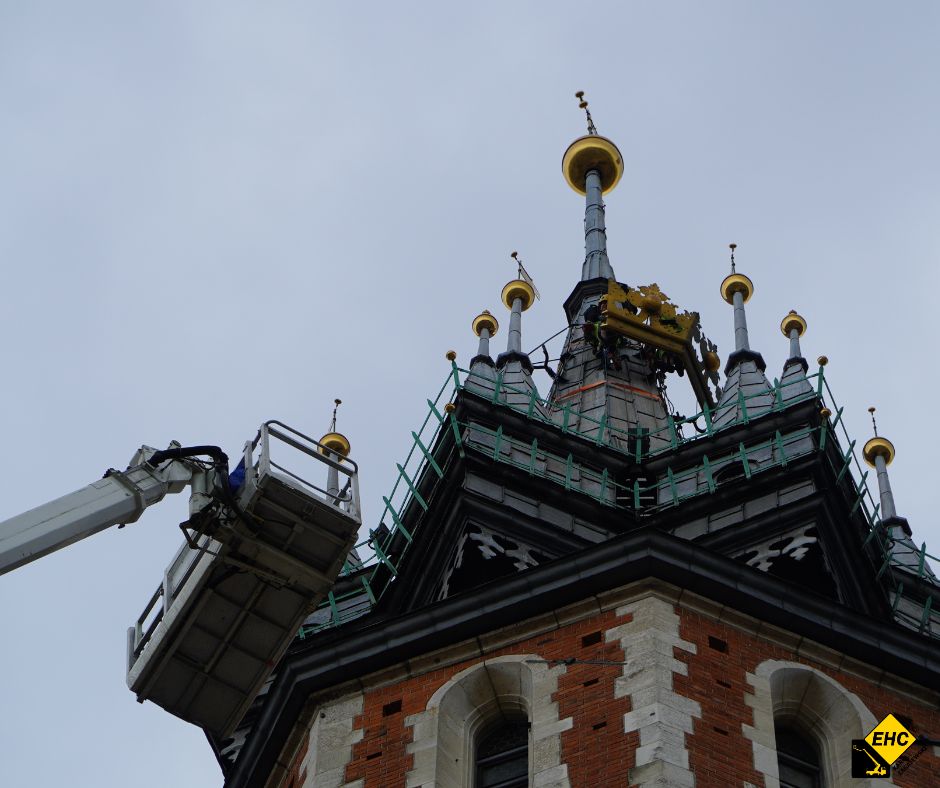 renowacja korony królów demontaż podnośnikiem