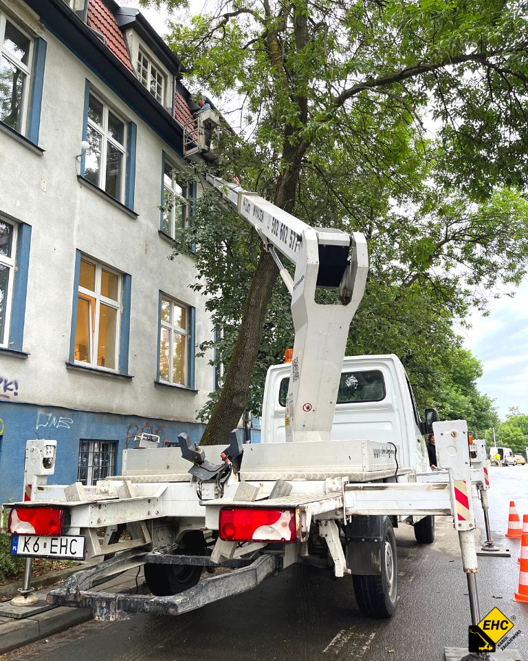 podnośnik koszowy podczas naprawy dachu