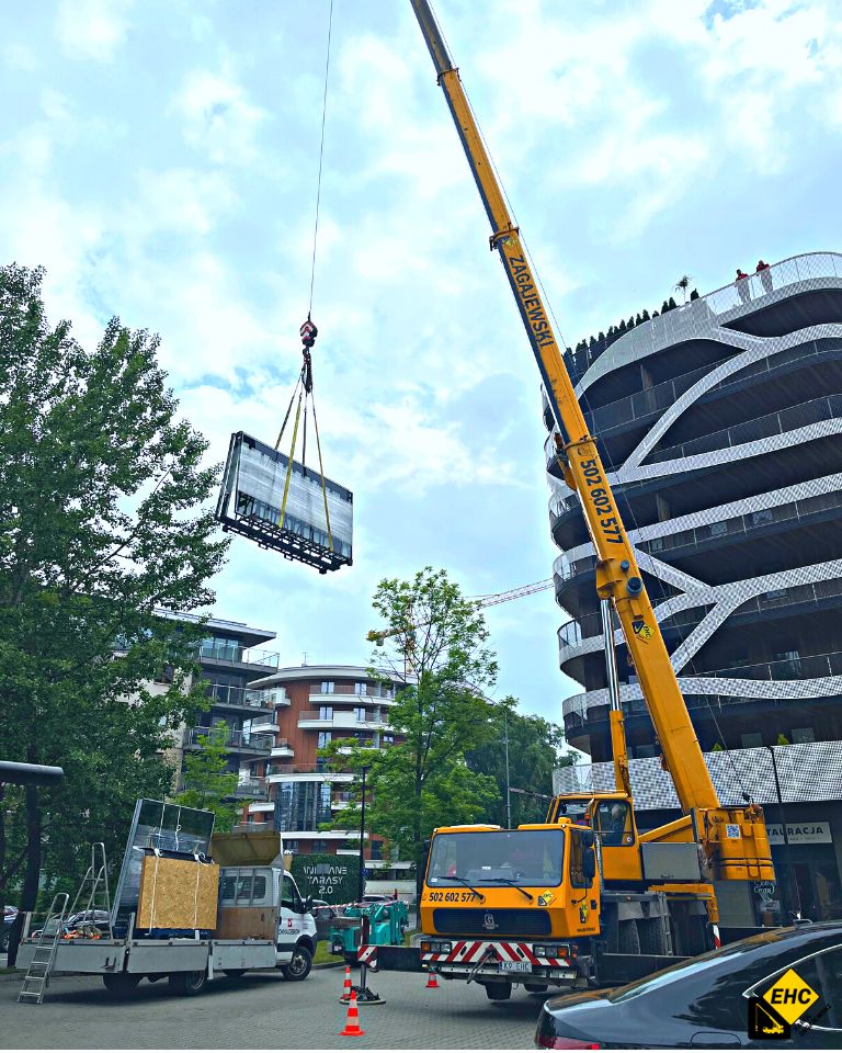 żuraw a transport elewacji