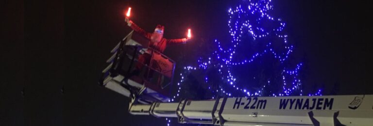 montaż oświetlenia na drzewkach z podnośnika koszowego