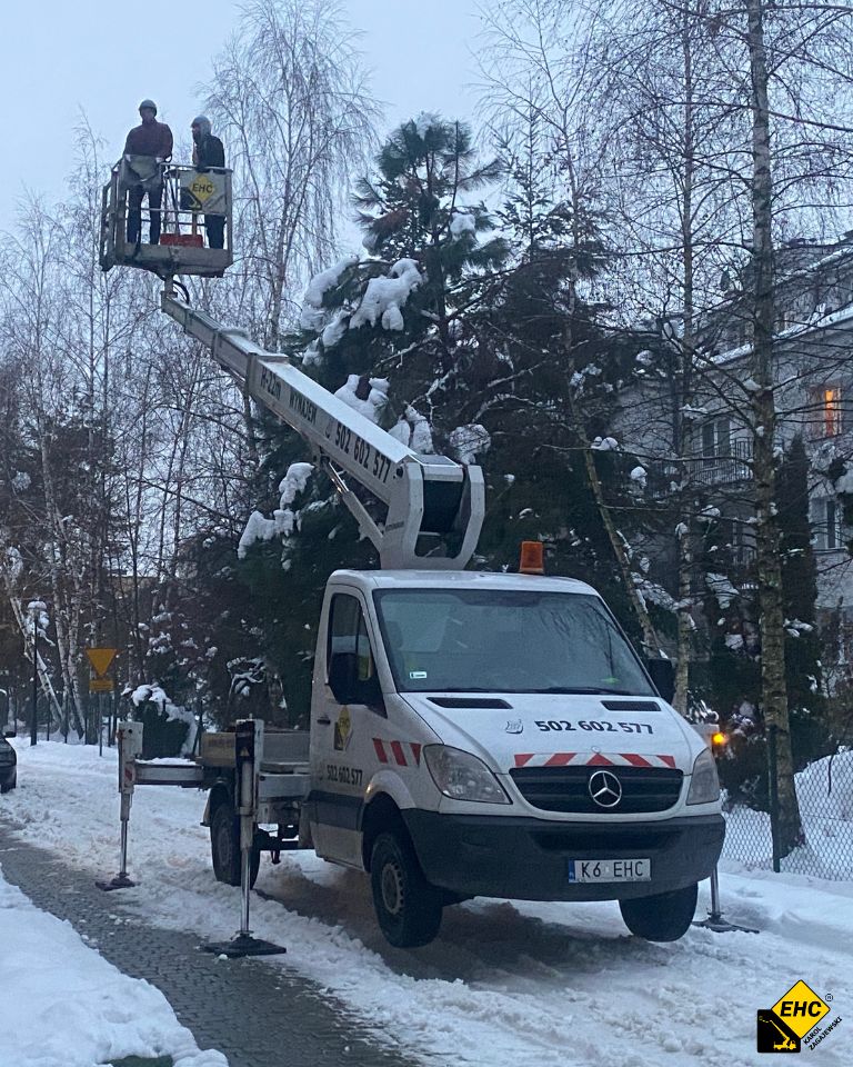 do kogo zgłosić wiszące sople z dachu