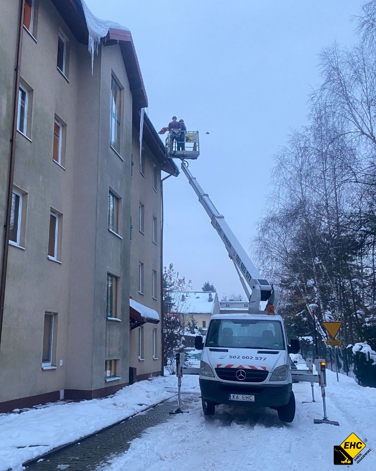 do kogo zgłosić wiszące sople z dachu