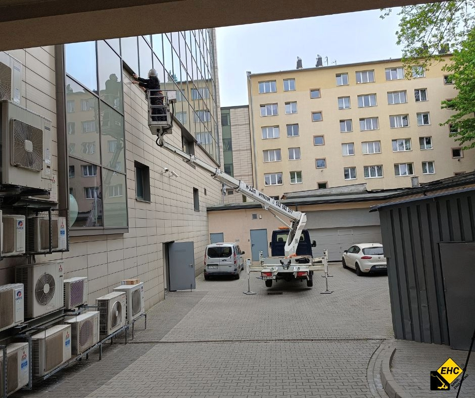 jak zamontowac lampe na elewacji