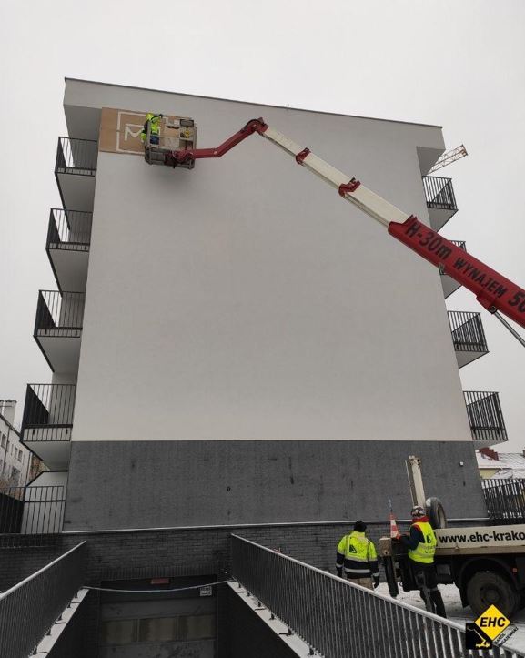 montaż reklam z podnośnika