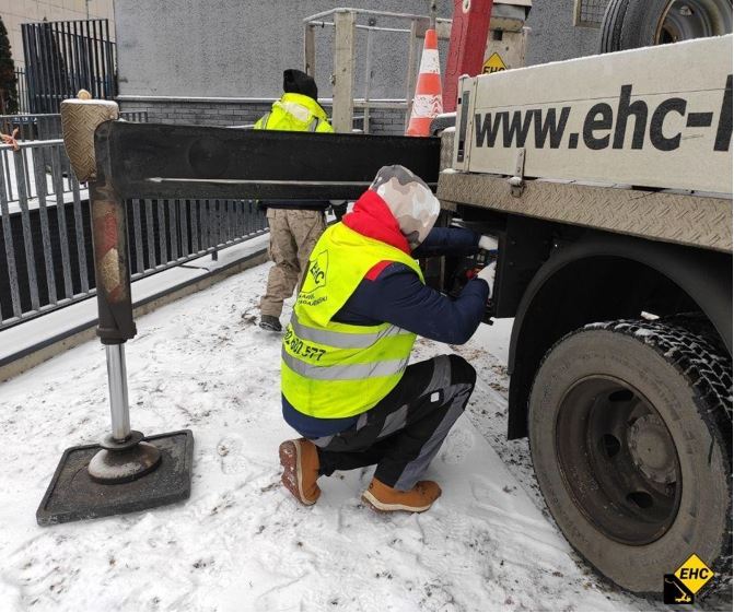 montaż reklam z podnośnika