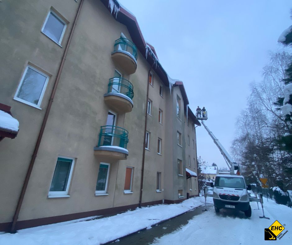 do kogo zgłosić wiszące sople z dachu