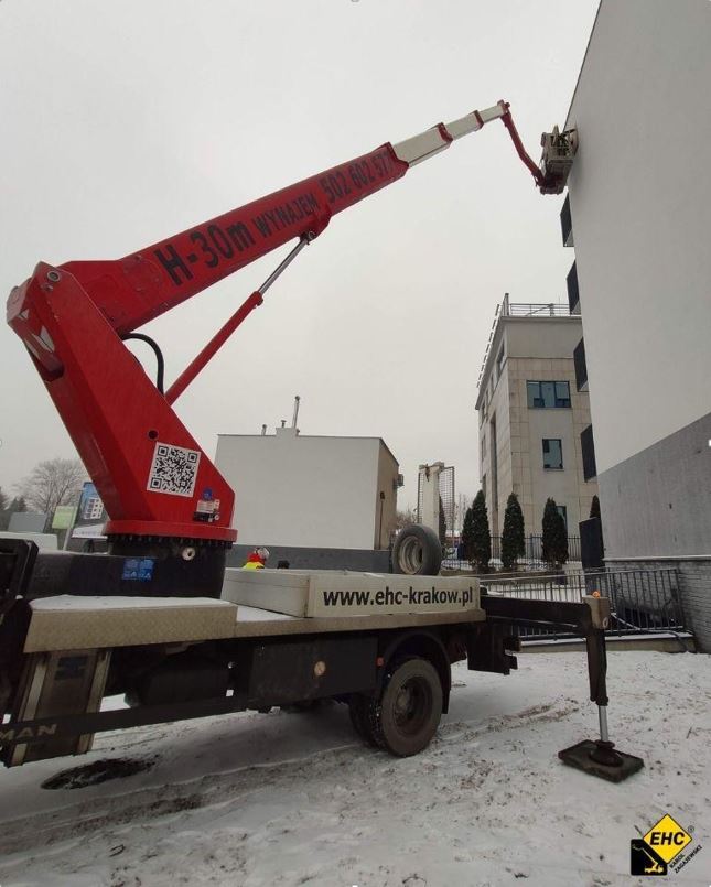 montaż reklam z podnośnika