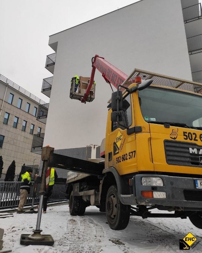 montaż reklam z podnośnika