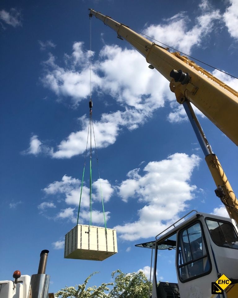transport basenu do ogrodu za pomocą dźwigu