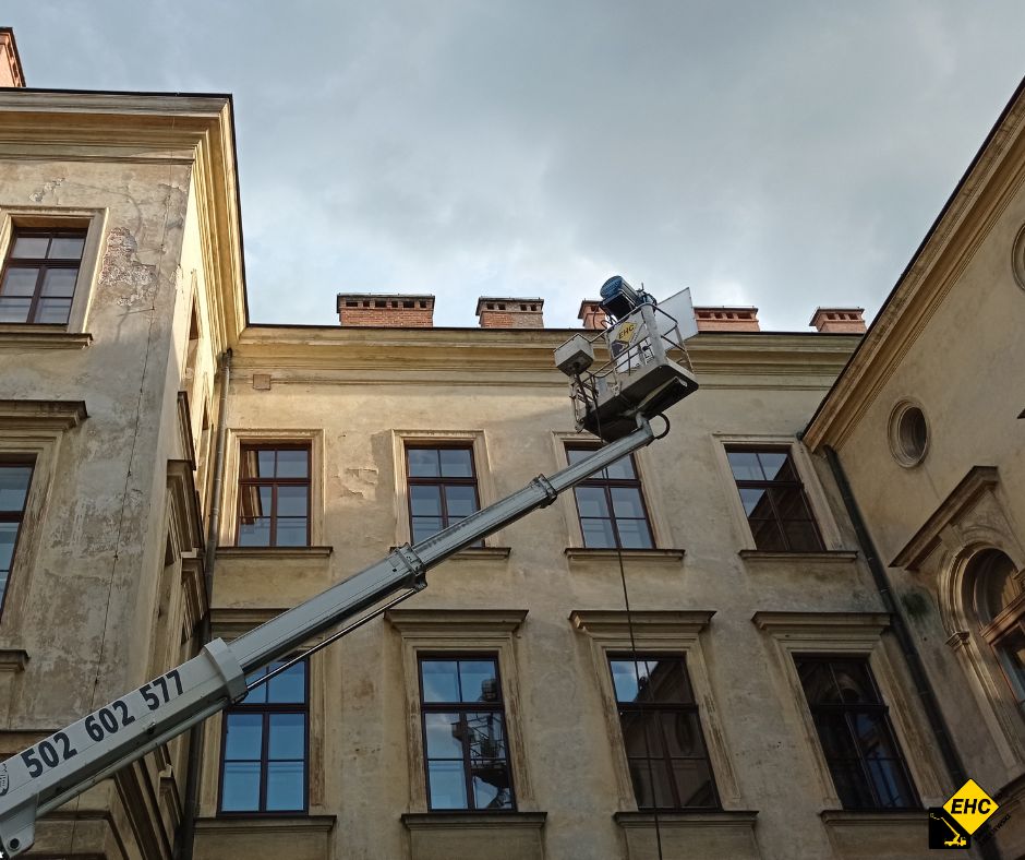 oświetlenie planu filmowego ze zwyżki