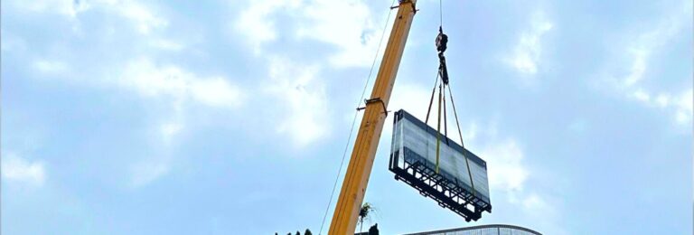 dźwig kołowy do transportu elewacji szklanej