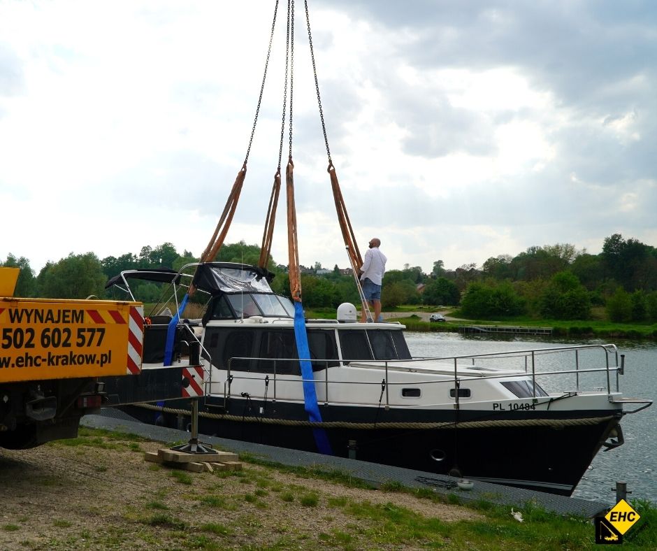 TRANSPORT ŁODZI ŻURAWIEM