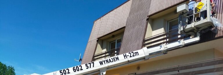 montaż rolet zewnętrznych za pomocą zwyżki