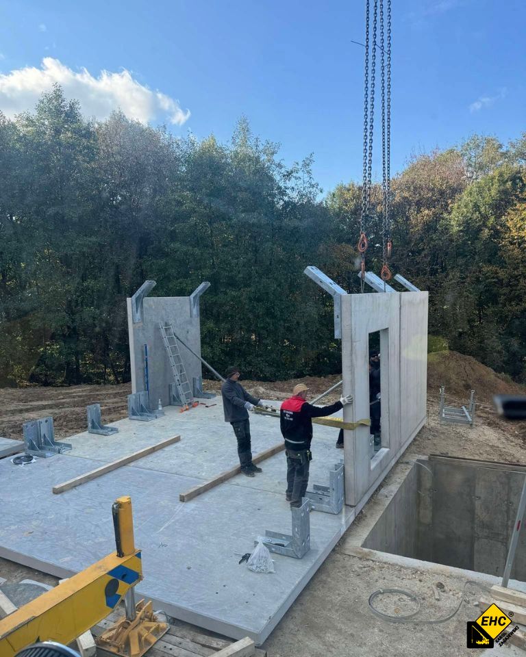 dźwig w stawianiu domu