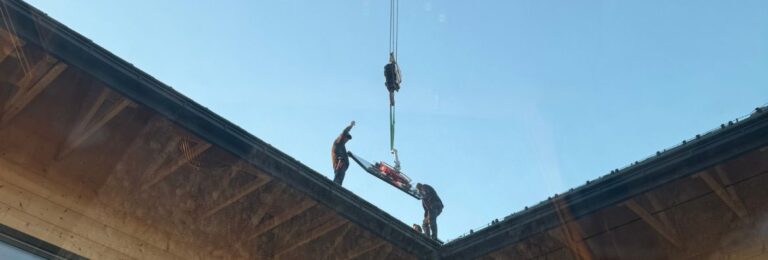 montaz okien za pomoca dzwigu samojezdnego