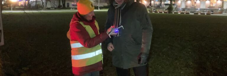 ściąganie drona z wysokiego drzewa podnosnikiem
