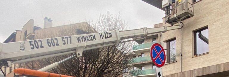 montaz rynny z podnosnika koszowego