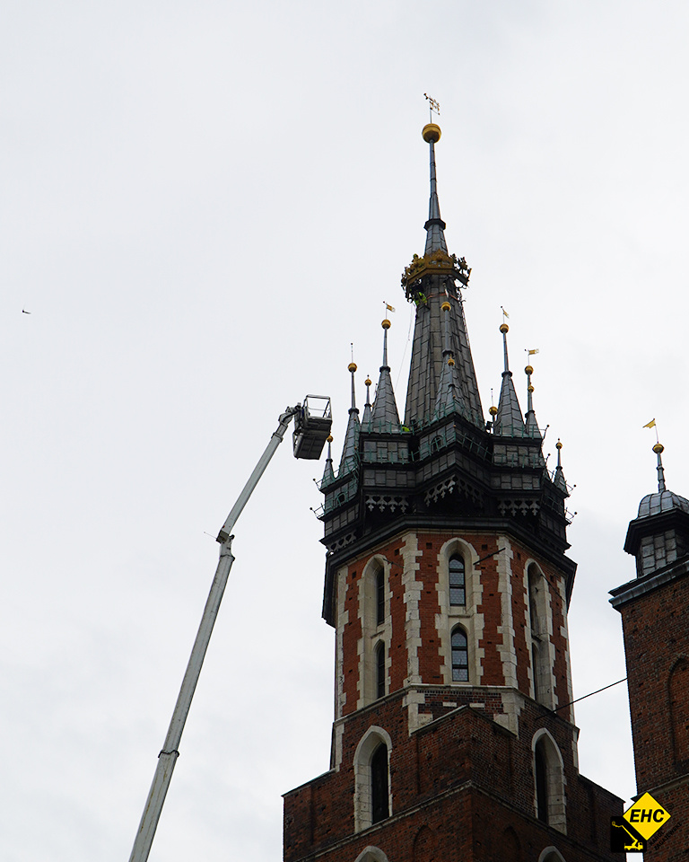 Wysięgnik koszowy i wieża mariacka