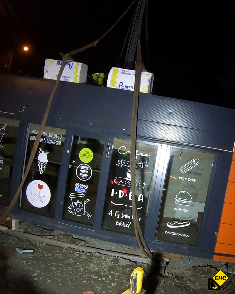 transport kontenera żurawiem samojezdnym
