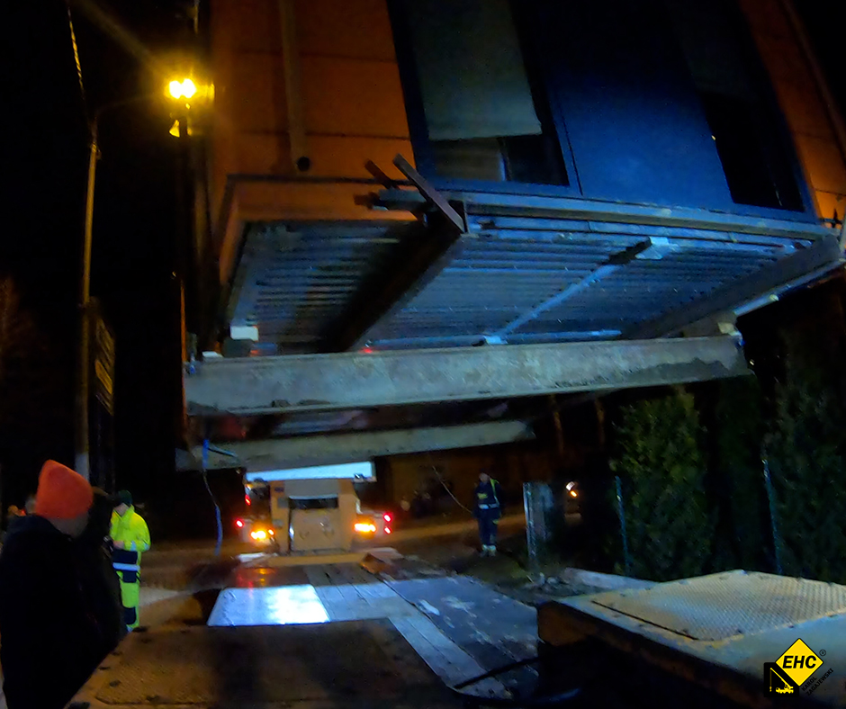 transport ponadgabarytowy przy pomocy żurawia samojezdnego