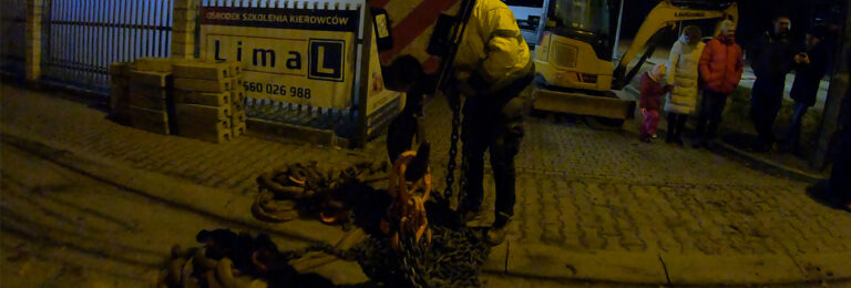 transport kontenera dźwigiem samojezdnym