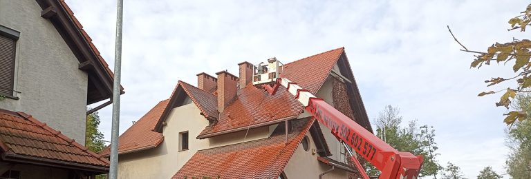 czyszczenie dachu z mchu podnośnikiem