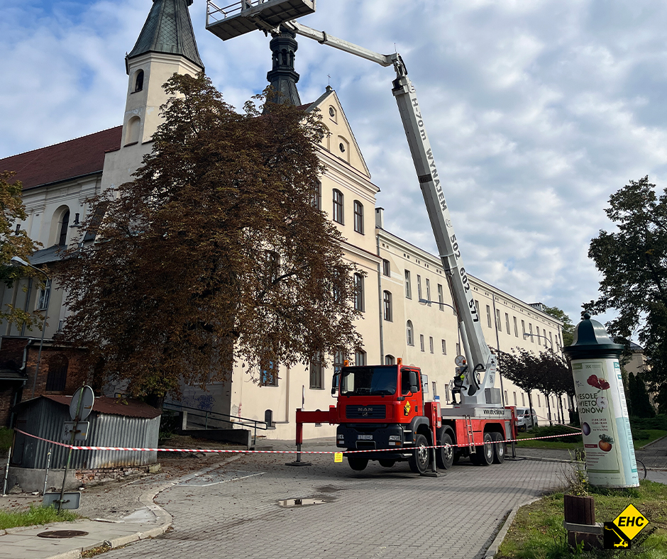 Podnośnik koszowy podczas pracy