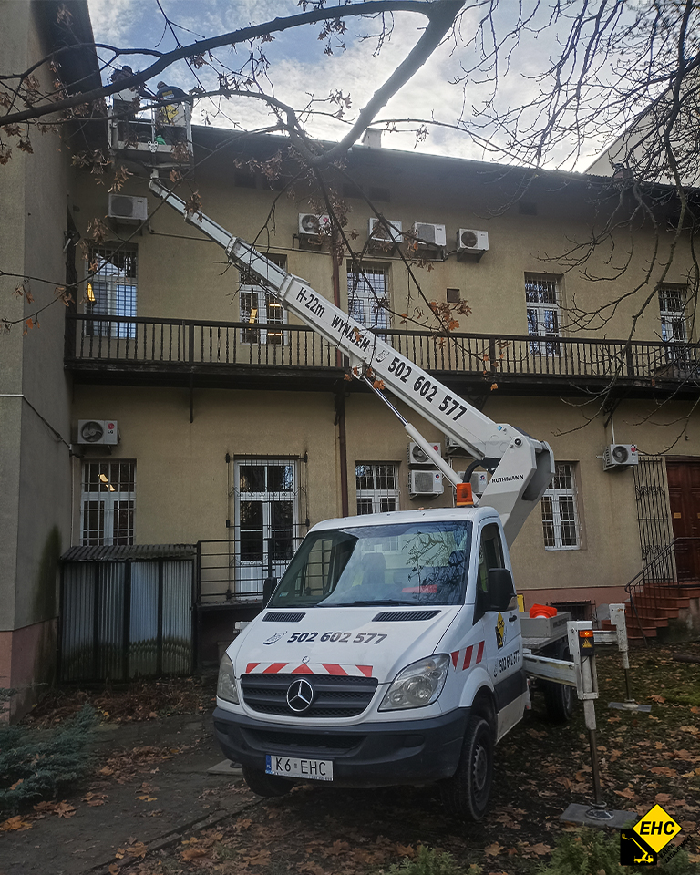 wynajem podnosnika do prac przy dachu