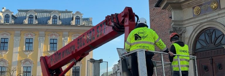 operator podnośnika koszowego w obudowanej platformie roboczej