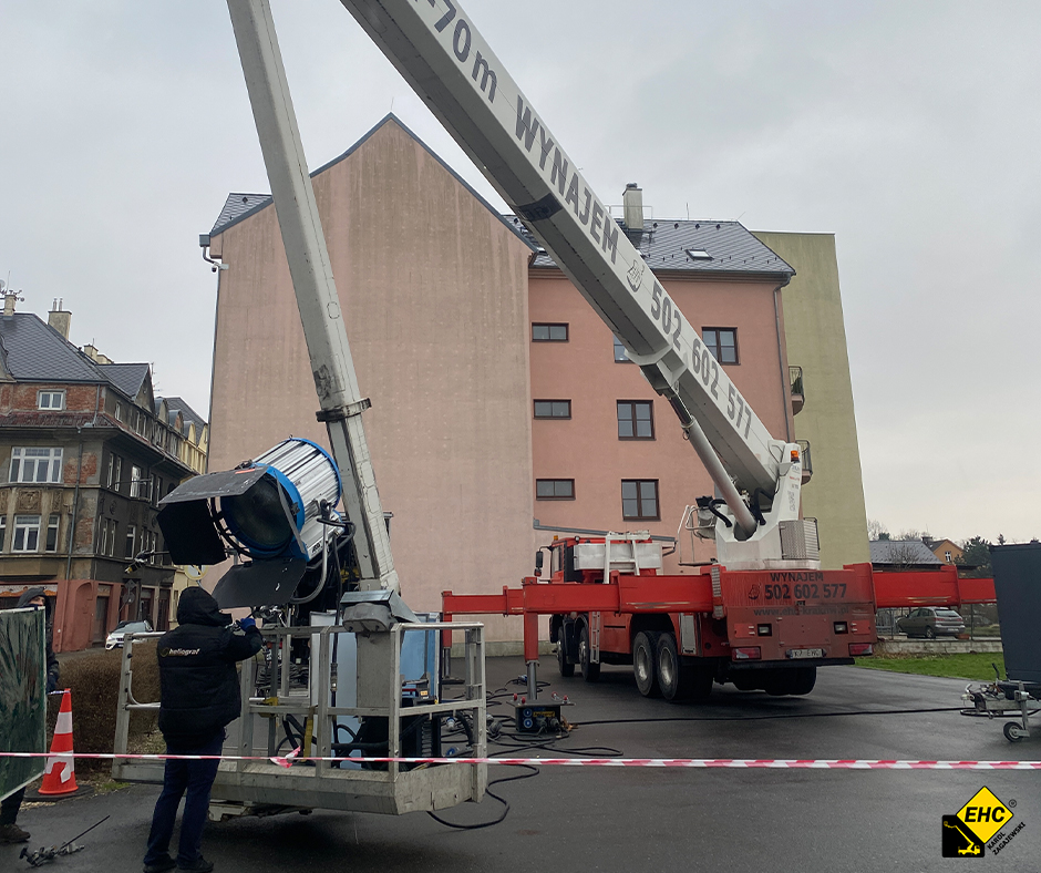 wynajem zwyżki na plan filmowy, montaż lamp w koszu