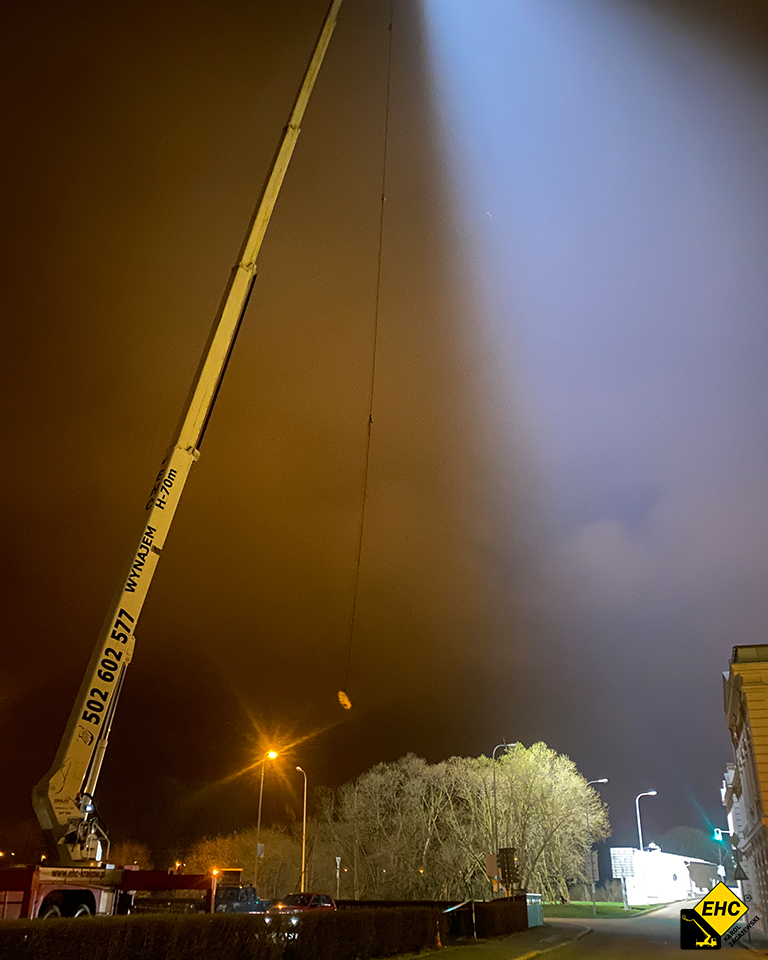 podnośnik koszowy oświetla plan filmowy heweliusz